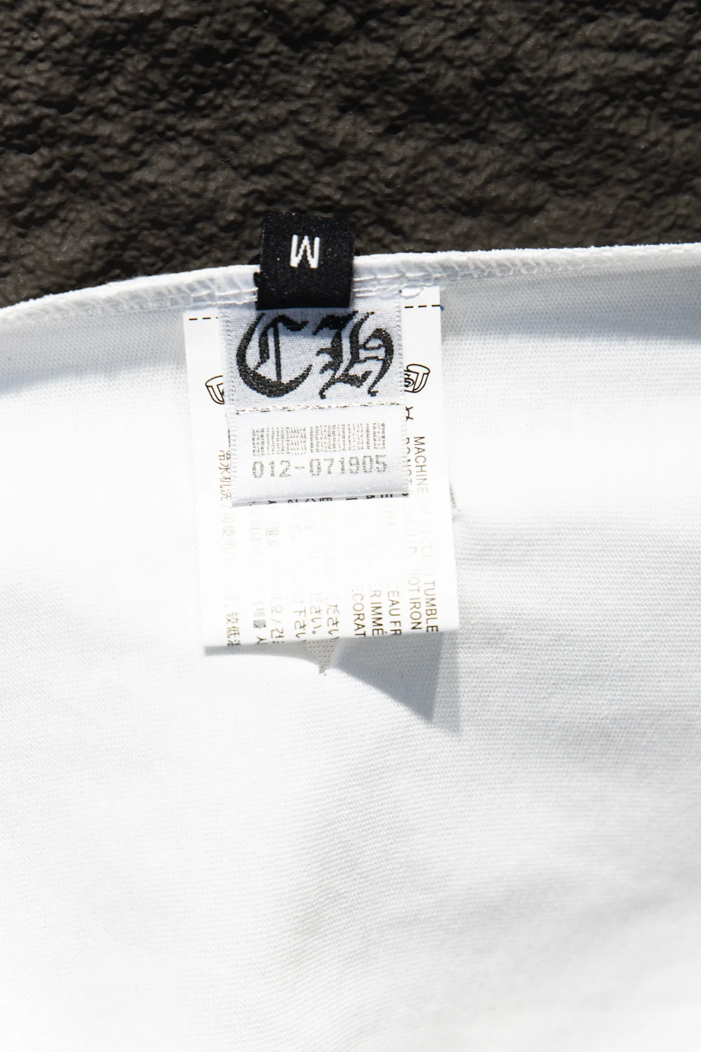 P190 Chrome hearts• 25ss ⚠YB custom-woven and dyed fabric, color, printing, version, accessories, hardware. The fabric is woven by imported machines. The uniqueness of the cloth texture creates a perfect garment effect. The fabric is made of 260-gram clean cloth with 320-gram 1*1 rib, 4-color environmentally friendly dyed fabric, and the threads are in the same cylinder without color difference.  Garment white ink direct-injection printing, imported technology, collar, pockets, cuffs, front and rear threads, the details are clearly visible. The printing uses Japanese BROTHER white ink digital direct-injection garment printing. This model is a global limited edition. In order to present a product like a work of art, after a long period of repeated determination of details, a very high standard of garments is presented. The front chest is made of direct-injection printing environmentally friendly glue material, using a mechanized printing process. Mechanical printing has high precision, the positioning accuracy can reach ±0.02mm, and the quality is stable.   The body of the garment is processed with hand-nailed hardware elements, which greatly increases the interest of the garment and creates a unique visual effect. The special washing effect creates a unique aged effect.  Croix Heart Short Sleeve must be the first short-sleeved piece in spring and summer that blurs the boundaries of unisex style. It has a classic dropped shoulder oversize version and a loose and casual upper body.  Color: Black White Size: S M L XL